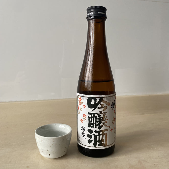 Bunga sakura Dewazakura menyeduh sake dari beras terbaik ulasan