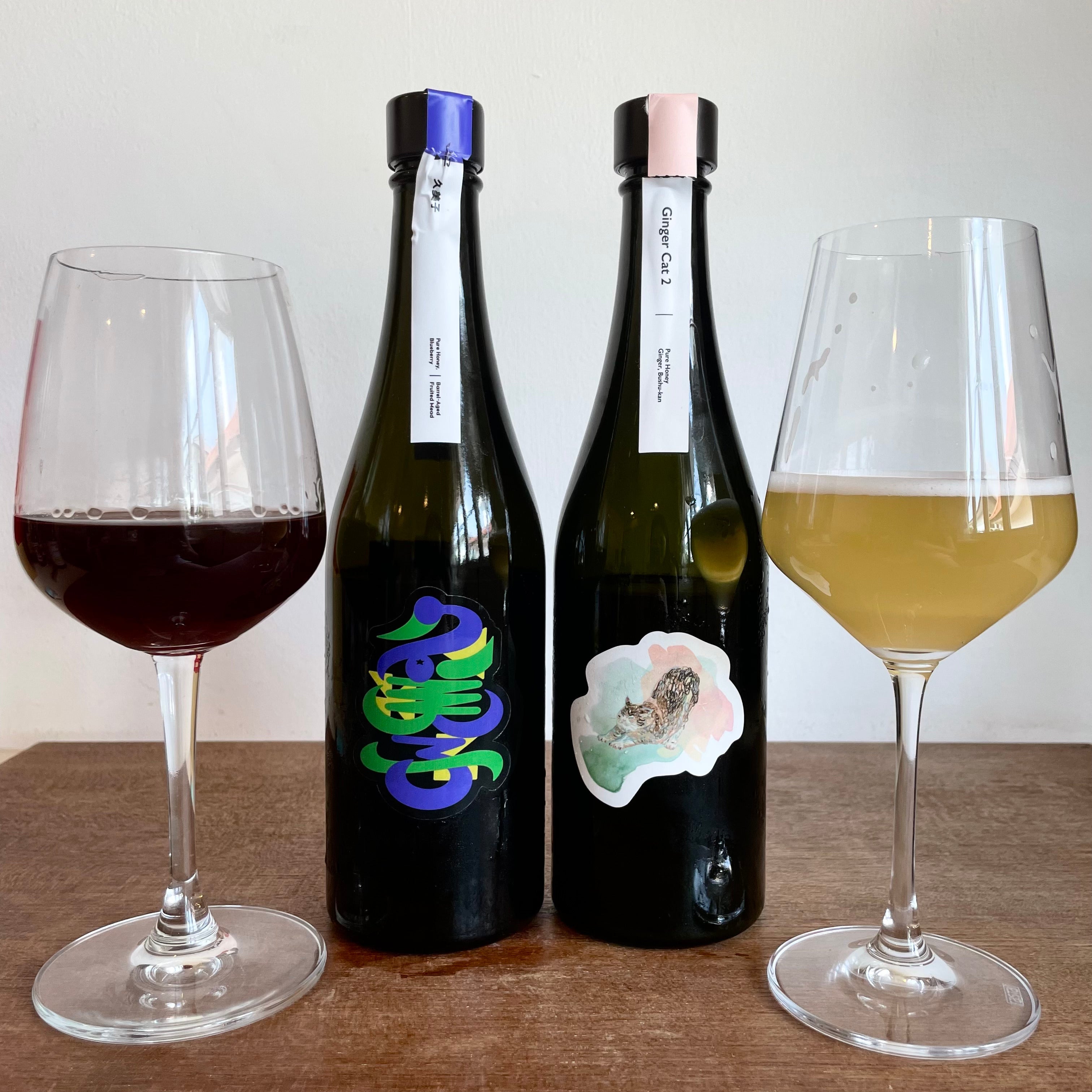 アンチークのブルーに輝くヨーロッパの飲料用瓶またヴィンテージの